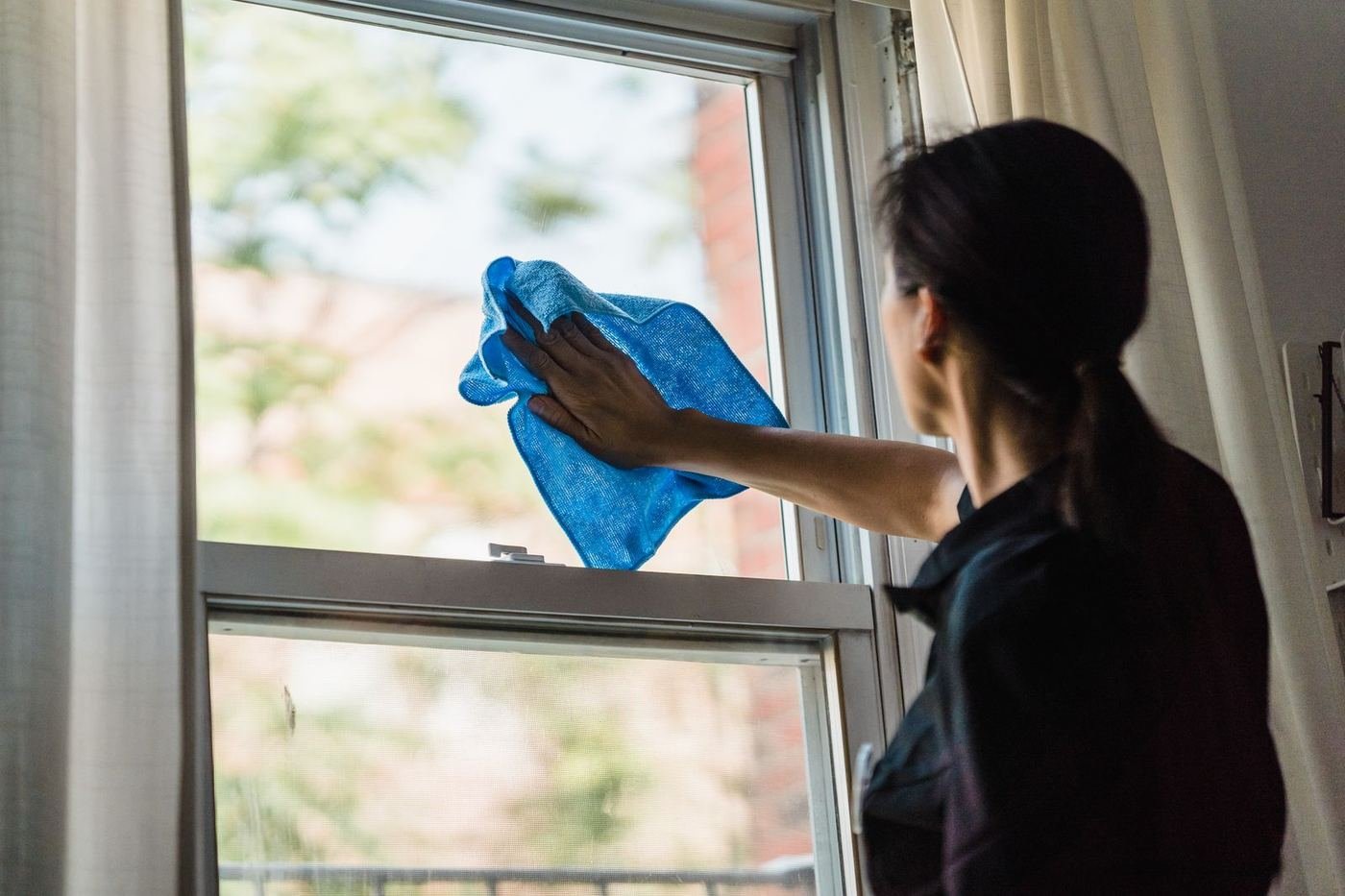 Fensterreinigung von innen mit Mikrofasertuch