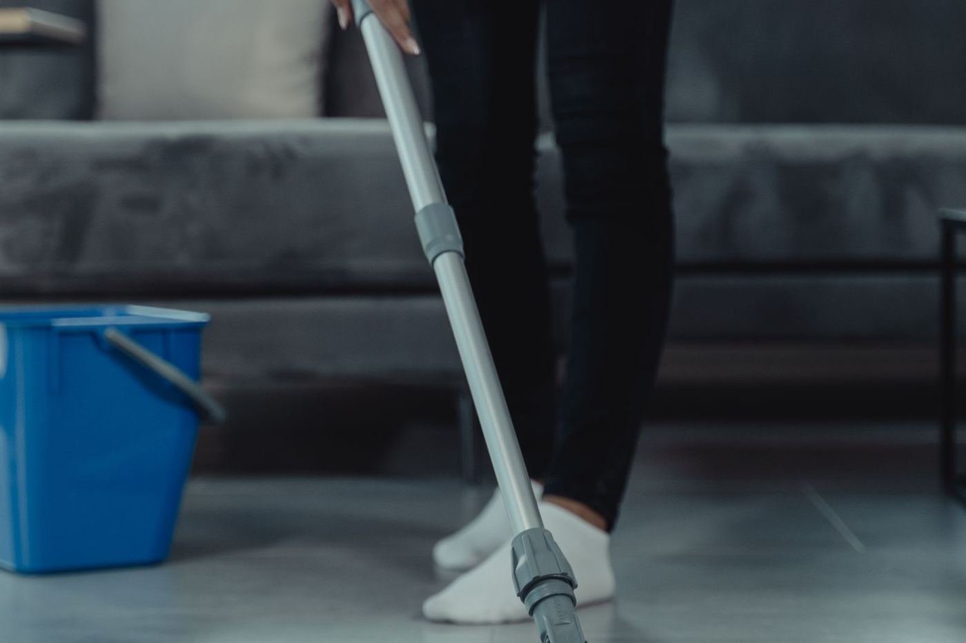 Bodenreinigung mit Wischmopp und Reinigungswagen