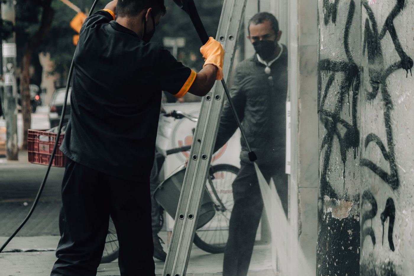 Graffiti wird von einer Wand entfernt