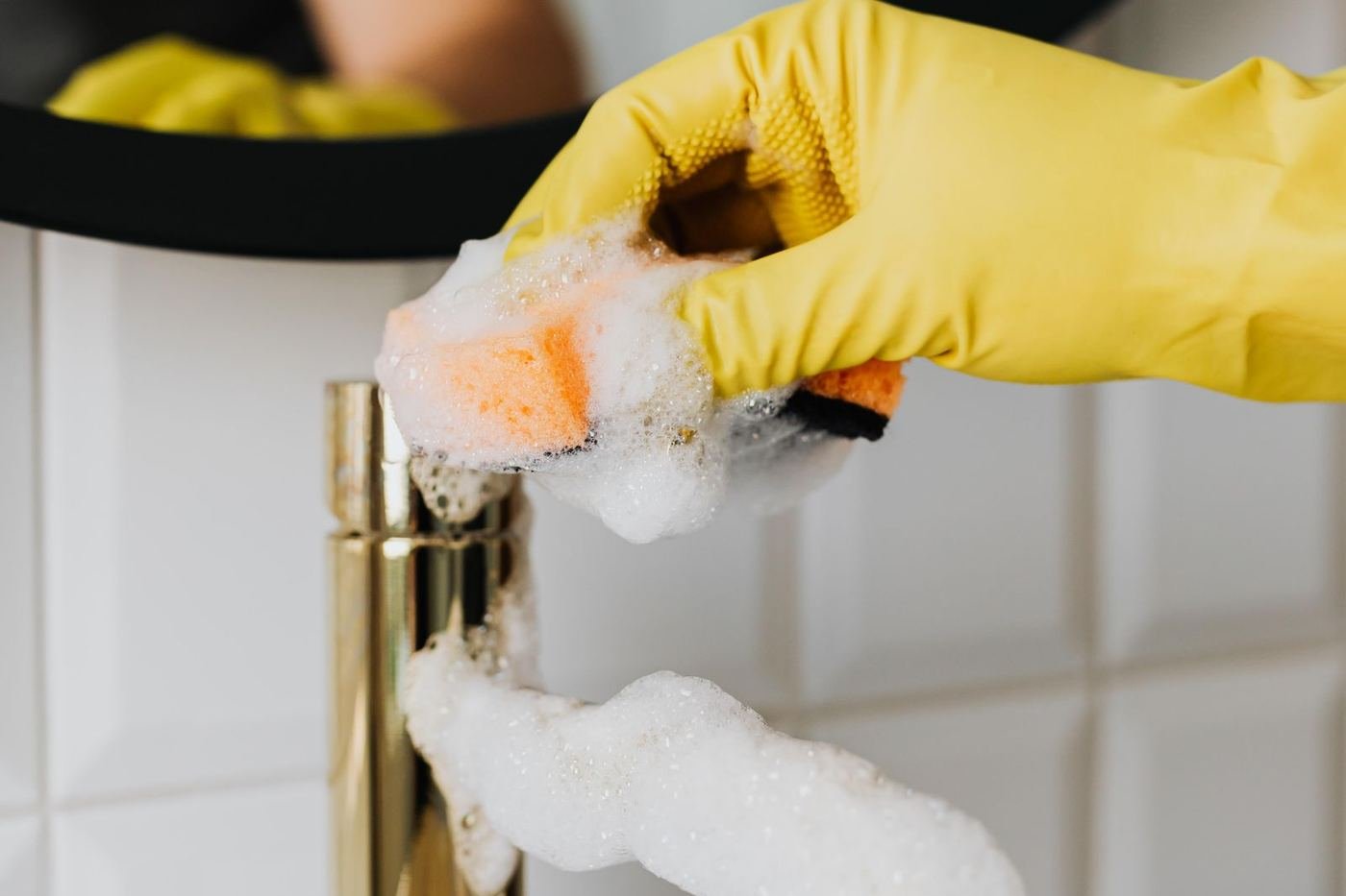 Sanitärbereich wird entkalkt und desinfiziert
