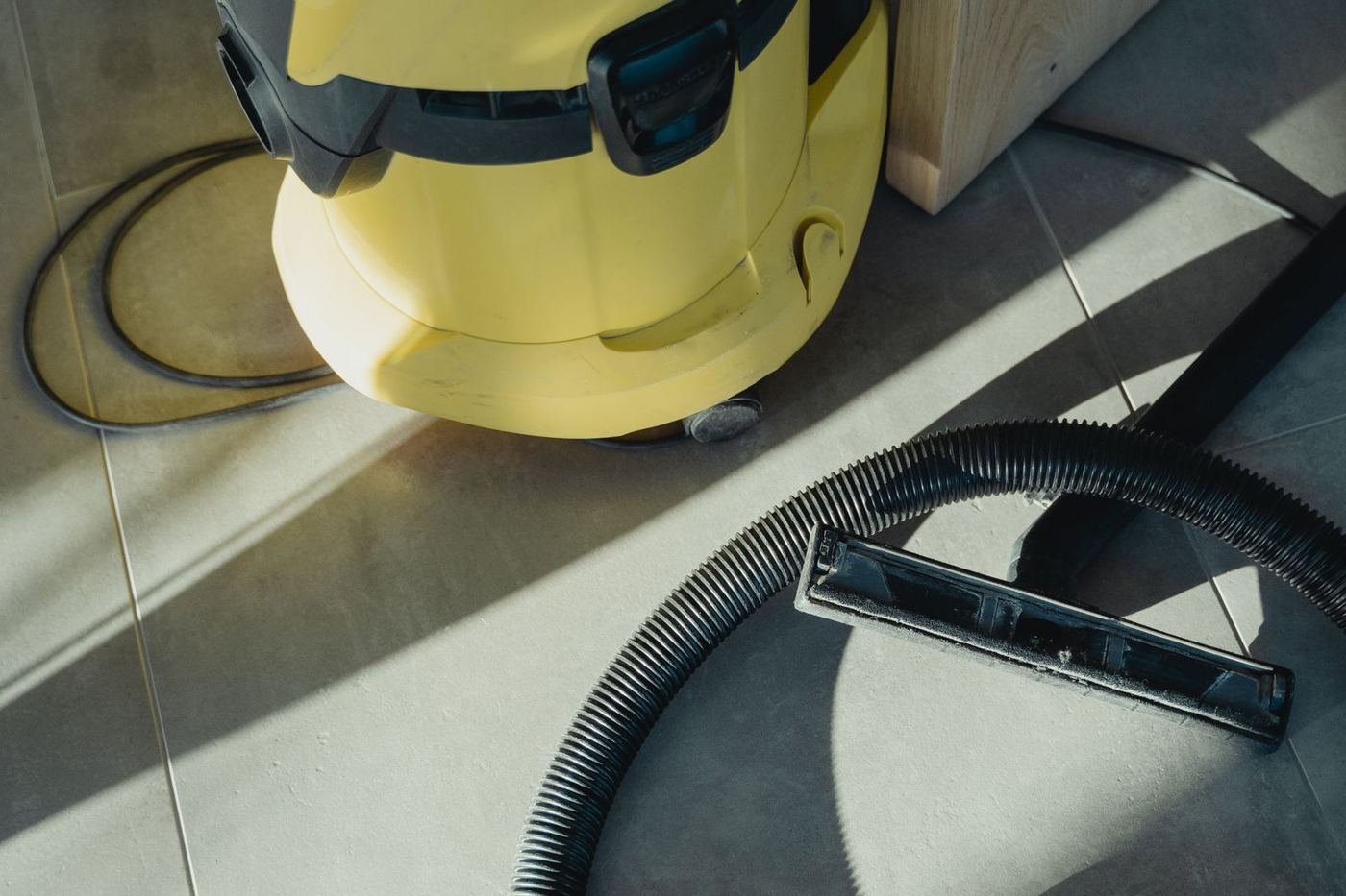 Industriesauger und Abzieher im Einsatz