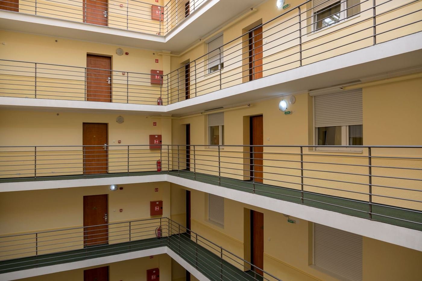 Laubengang mit gereinigten Geländern